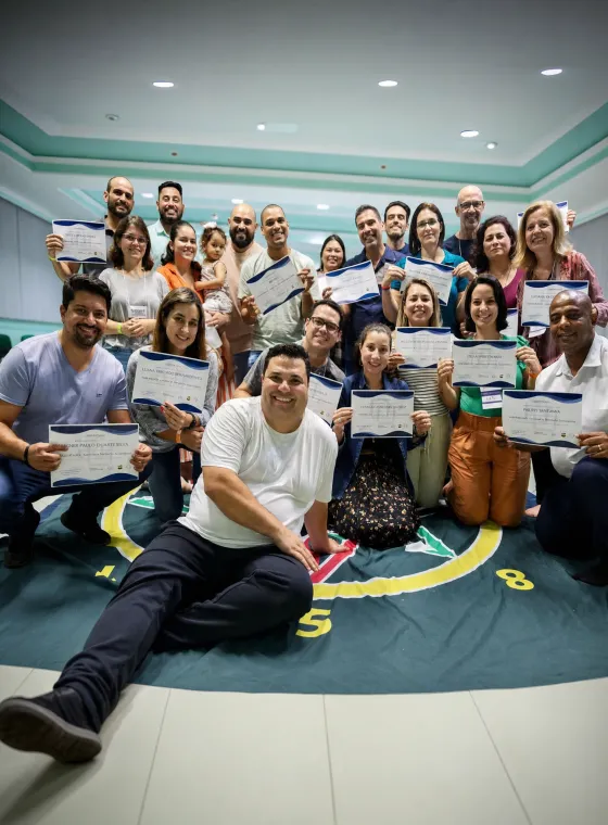 Turma EneaLife com certificados na mão