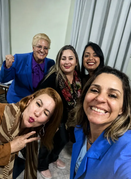 Participantes sorrindo numa selfie durante a imersão