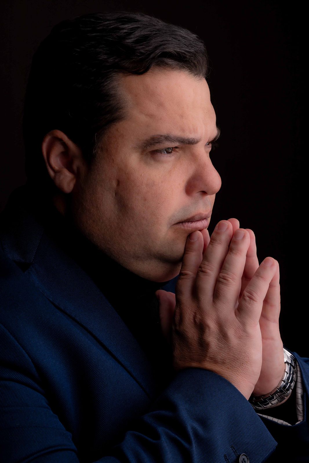 Diogo Garcia, com as mãos junto ao rosto, em expressão pensativa